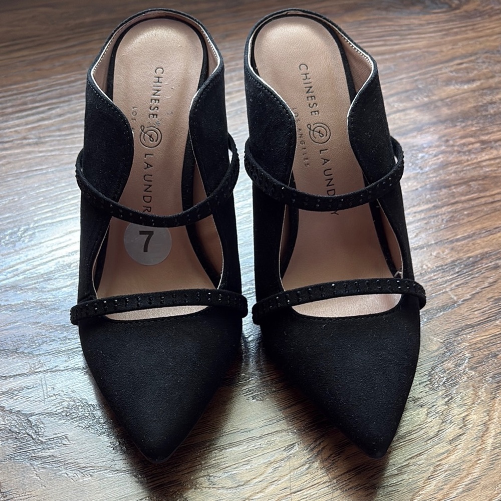 Chinese Laundry Black Mules Elegant Slip-On Design
